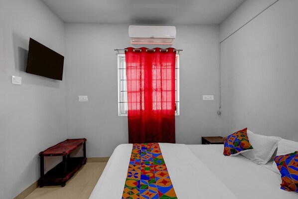 Egyptian cotton sheets, premium bedding, in-room safe, free WiFi - Fabhotel Pavis Inn (Chennai)