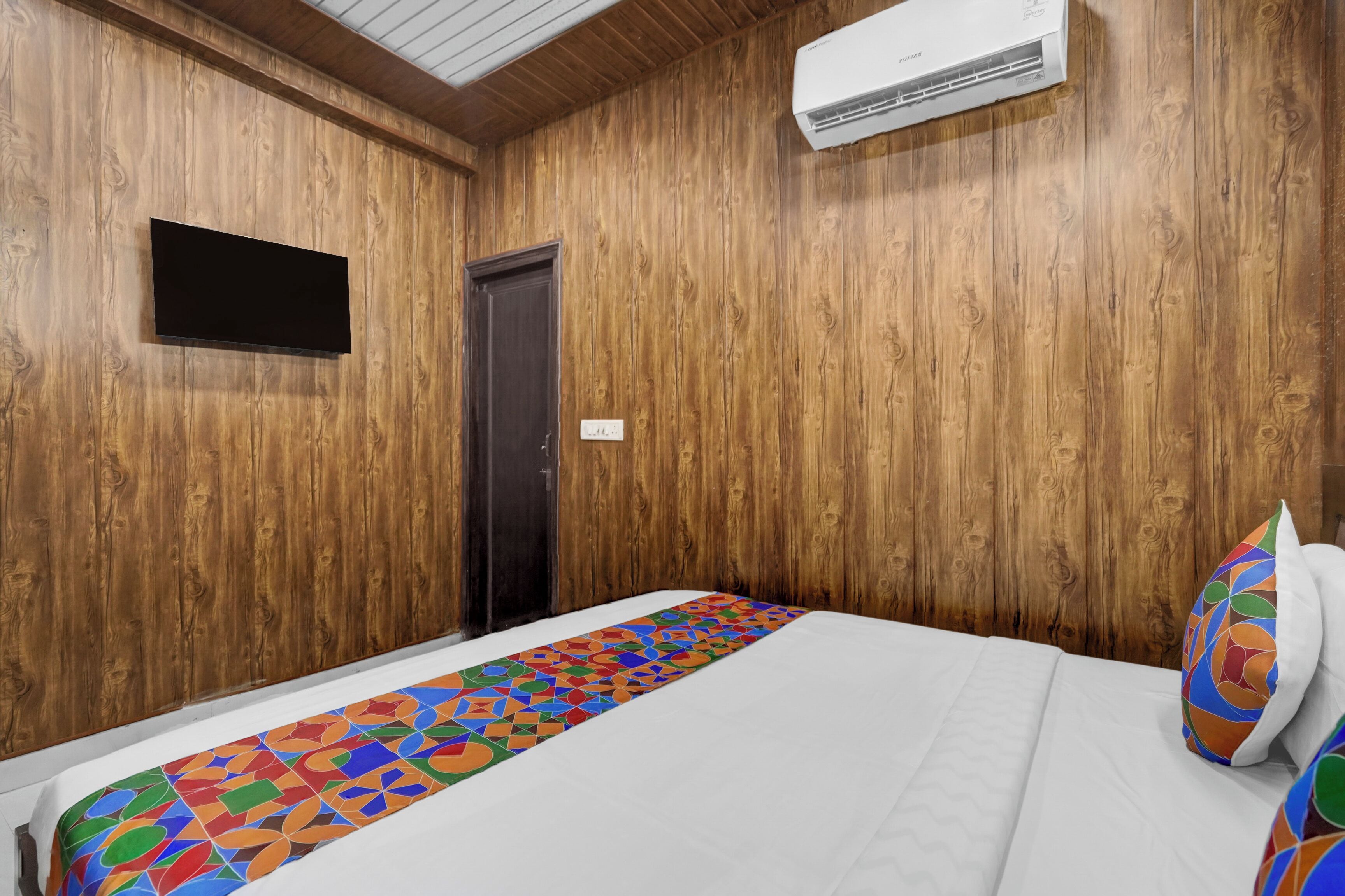 Egyptian cotton sheets, premium bedding, in-room safe, free WiFi