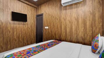 Egyptian cotton sheets, premium bedding, in-room safe, free WiFi