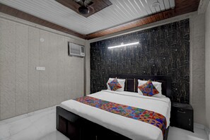 Egyptian cotton sheets, premium bedding, in-room safe, free WiFi