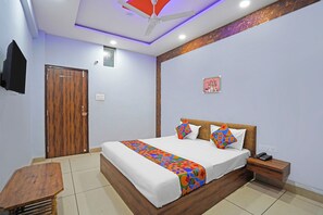 Deluxe Room | Egyptian cotton sheets, premium bedding, in-room safe, free WiFi - Fabhotel Super Corridor (Indore)