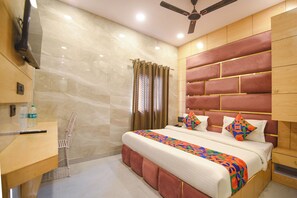 Egyptian cotton sheets, premium bedding, in-room safe, free WiFi - Fabhotel Grand Shiva (New Delhi)