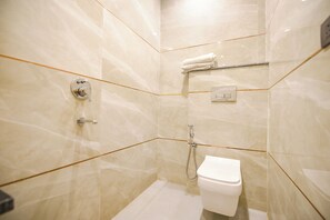 Douche, douche à « effet pluie », articles de toilette gratuits
