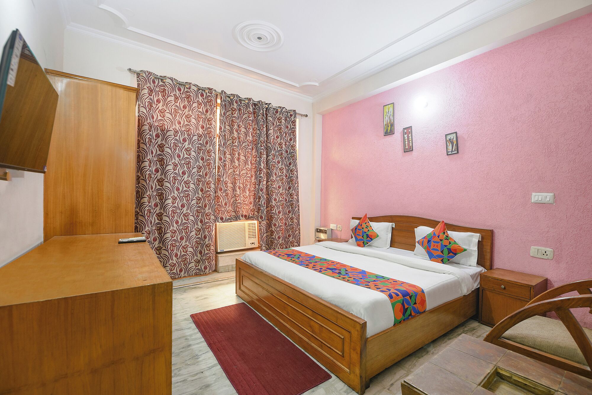 Egyptian cotton sheets, premium bedding, in-room safe, free WiFi