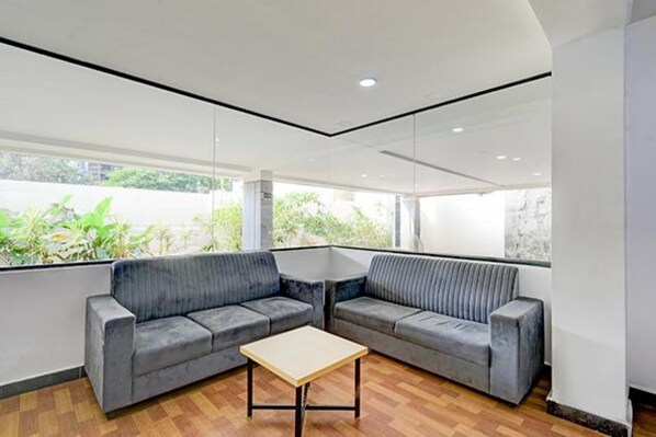 Lobby sitting area - Fabhotel Wild Wings Narsingi (Hyderabad)