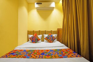 Egyptian cotton sheets, premium bedding, in-room safe, free WiFi - Fabhotel Shri Shubh Palace (Indore)