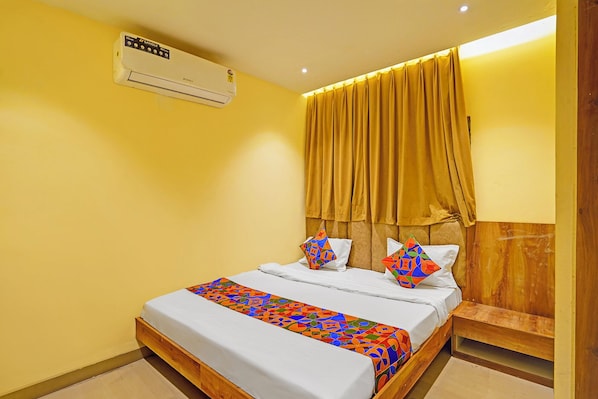 Egyptian cotton sheets, premium bedding, in-room safe, free WiFi - Fabhotel Shri Shubh Palace (Indore)