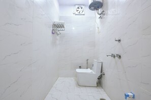 Shower, rainfall showerhead, free toiletries, towels - Fabhotel Rubicon (Faridabad)