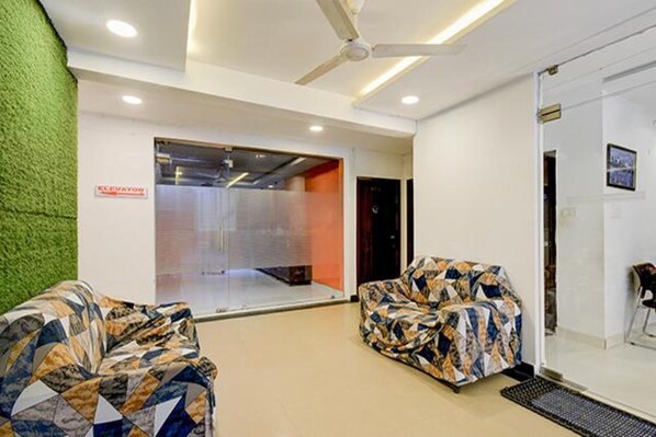 Lobby sitting area - Fabhotel Jaswitha Grand (Hyderabad)