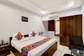 Egyptian cotton sheets, premium bedding, in-room safe, free WiFi - Fabhotel Jaswitha Grand (Hyderabad)
