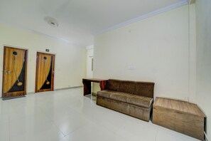 Lobby sitting area - Fabhotel Yash Stay Inn (Bhopal)