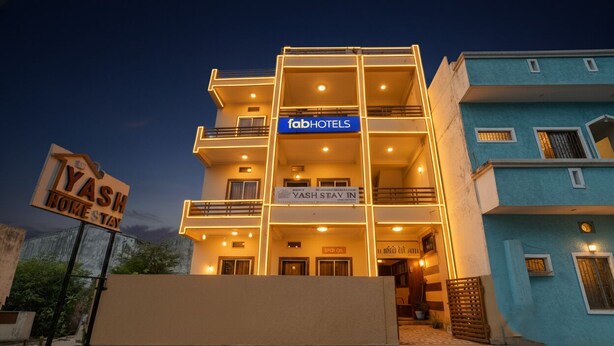 A multi-story building with a sign for 'fabHOTELS' and 'YASH STAY IN'. - Fabhotel Yash Stay Inn (Bhopal)
