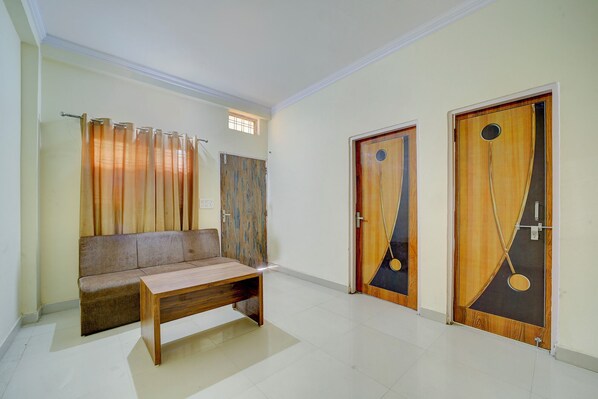 Lobby sitting area - Fabhotel Yash Stay Inn (Bhopal)