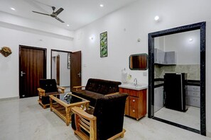 Lobby sitting area - Fabhotel Kashi (Varanasi)