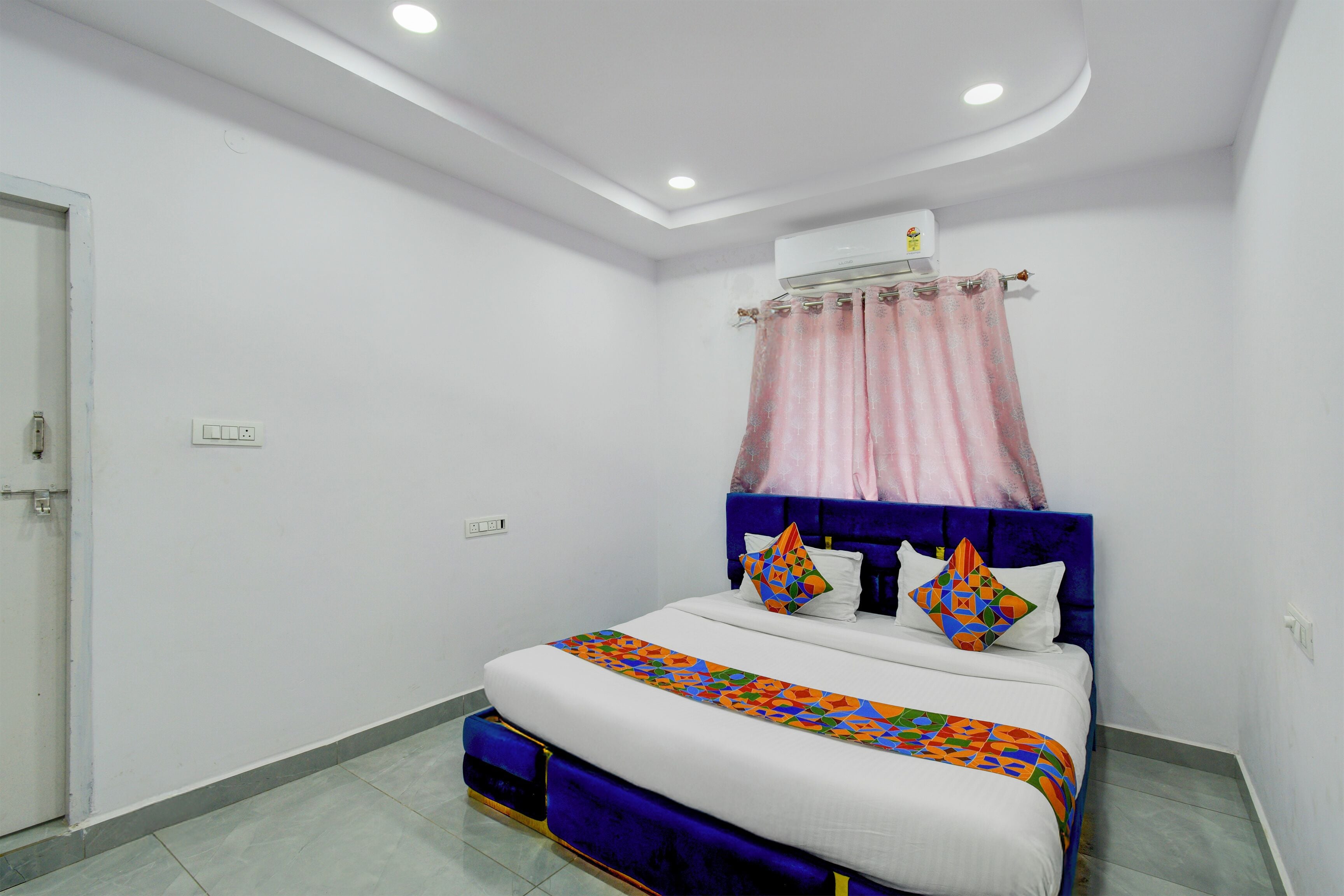 Egyptian cotton sheets, premium bedding, in-room safe, free WiFi