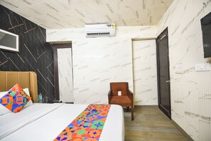 Egyptian cotton sheets, premium bedding, in-room safe, free WiFi - Fabhotel Heritage Residency (New Delhi)