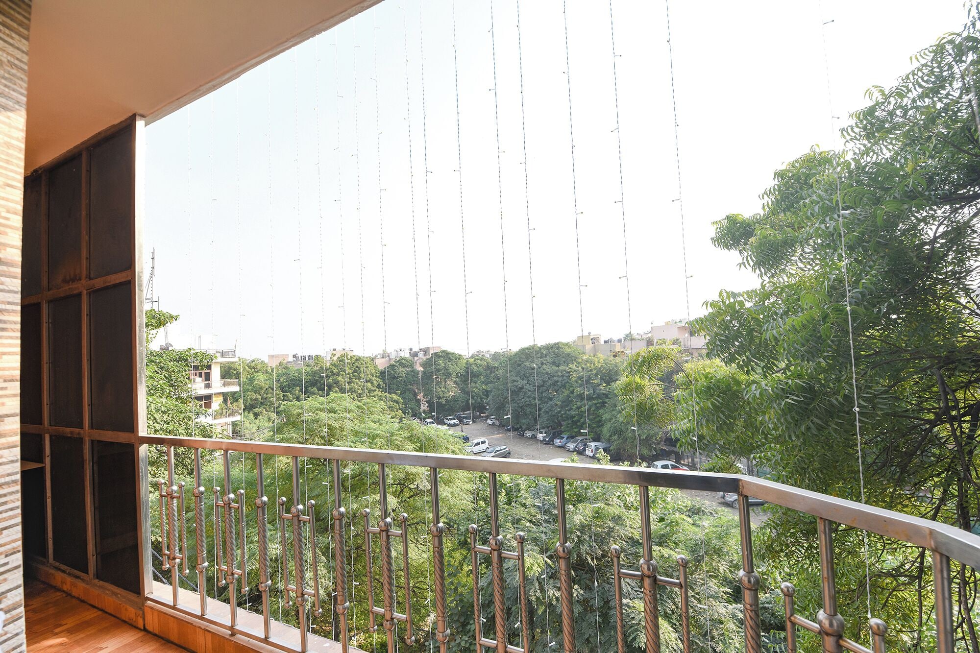 Un balcon avec vue sur une rivière et la végétation environnante.