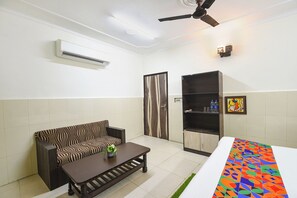 Egyptian cotton sheets, premium bedding, in-room safe, free WiFi - Fabhotel Shiv Palace (New Delhi)