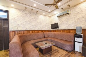 Lobby sitting area - Fabhotel Shiv Palace (New Delhi)