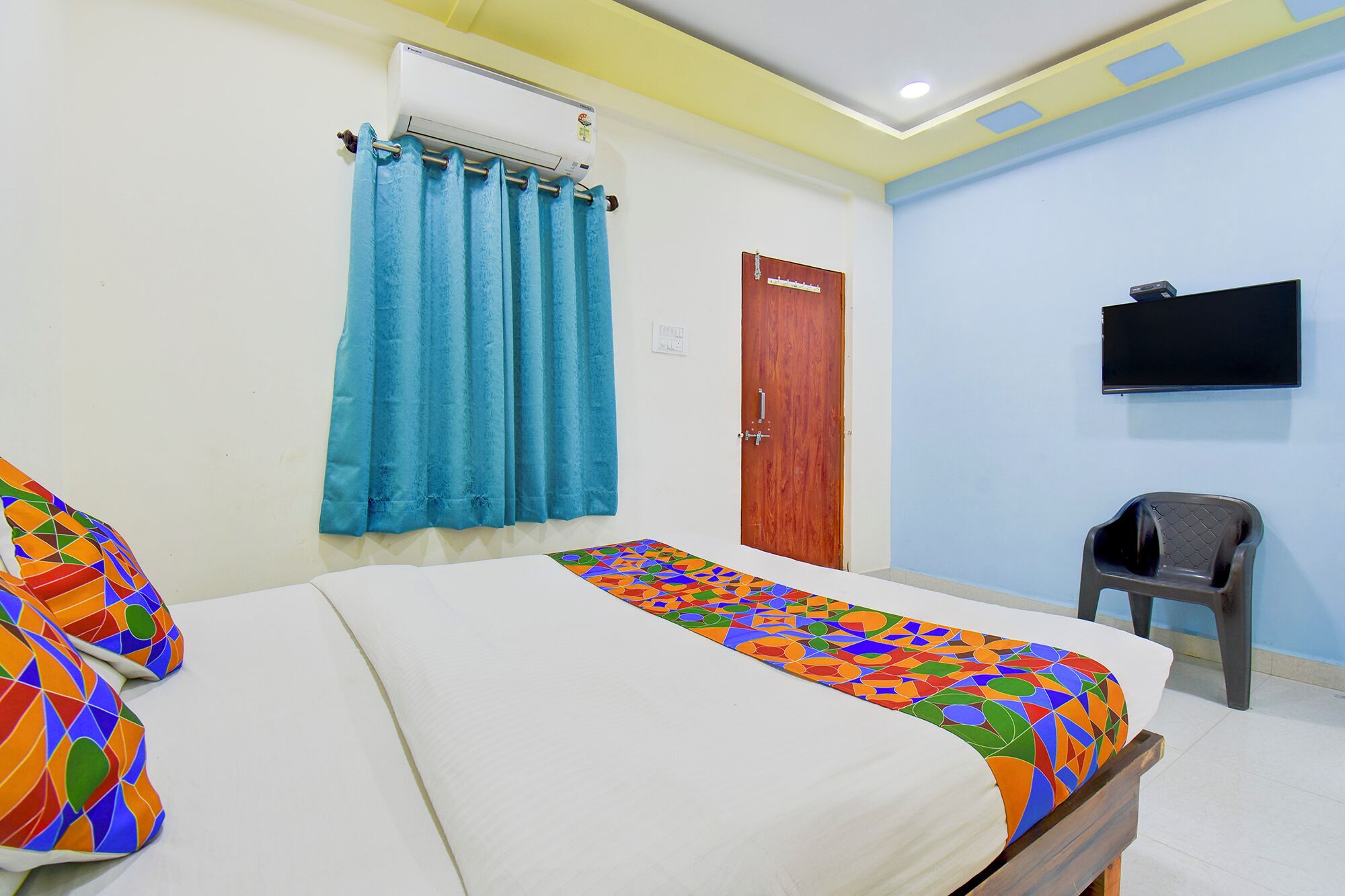 Egyptian cotton sheets, premium bedding, in-room safe, free WiFi