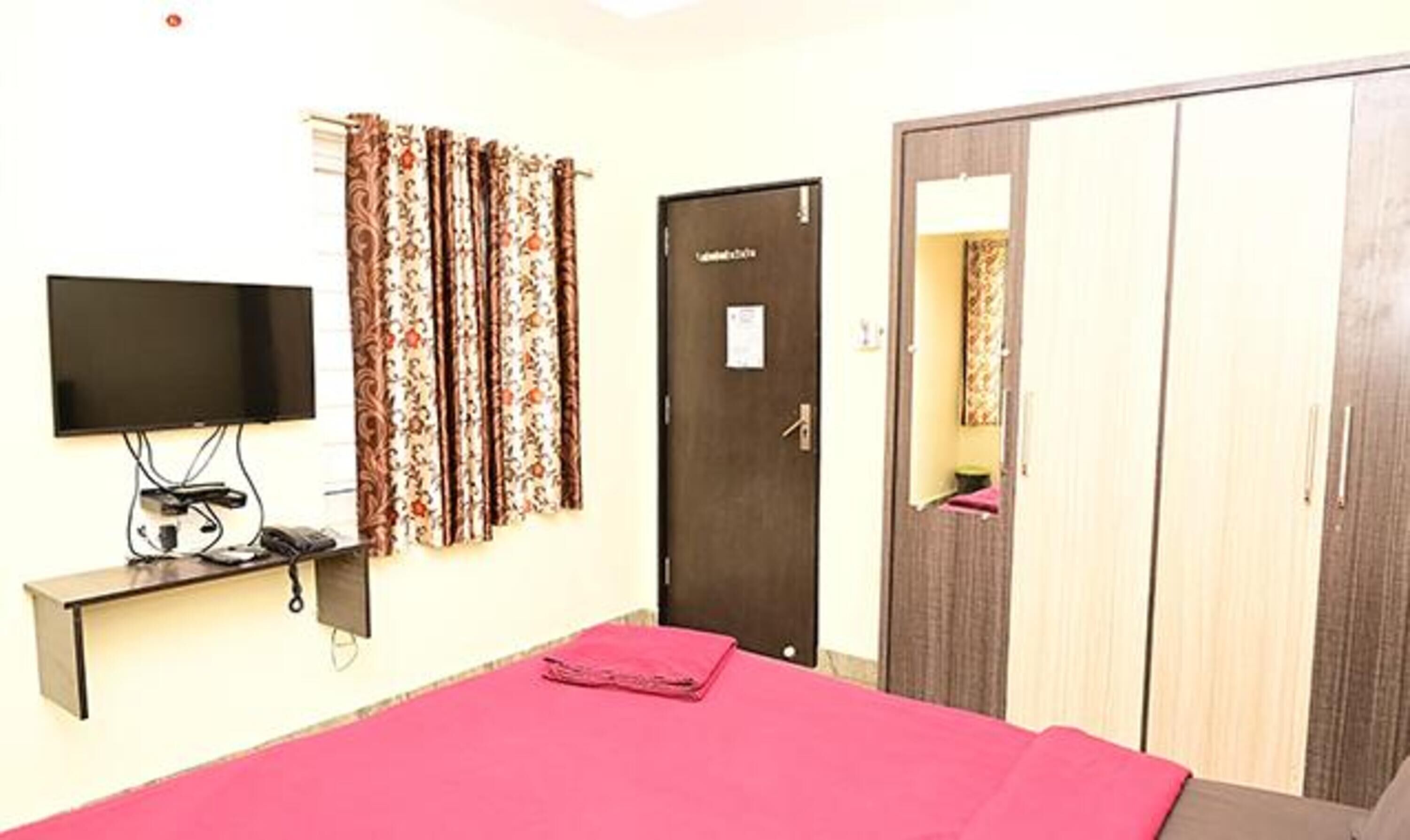 Egyptian cotton sheets, premium bedding, free WiFi, bed sheets