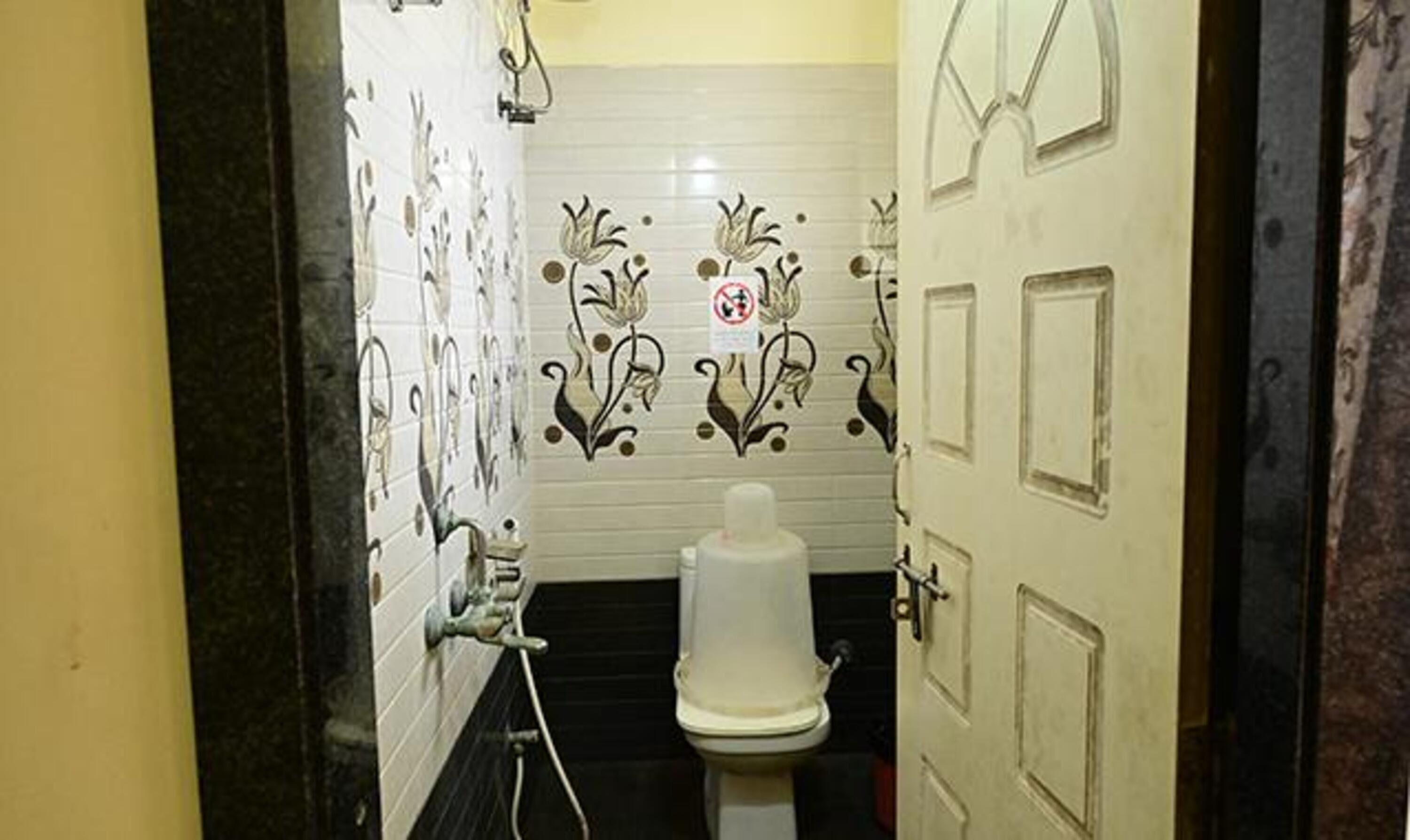 Deluxe Room | Bathroom | Shower, rainfall showerhead, free toiletries, towels