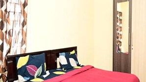 Un dormitorio con cama, armario y aire acondicionado.