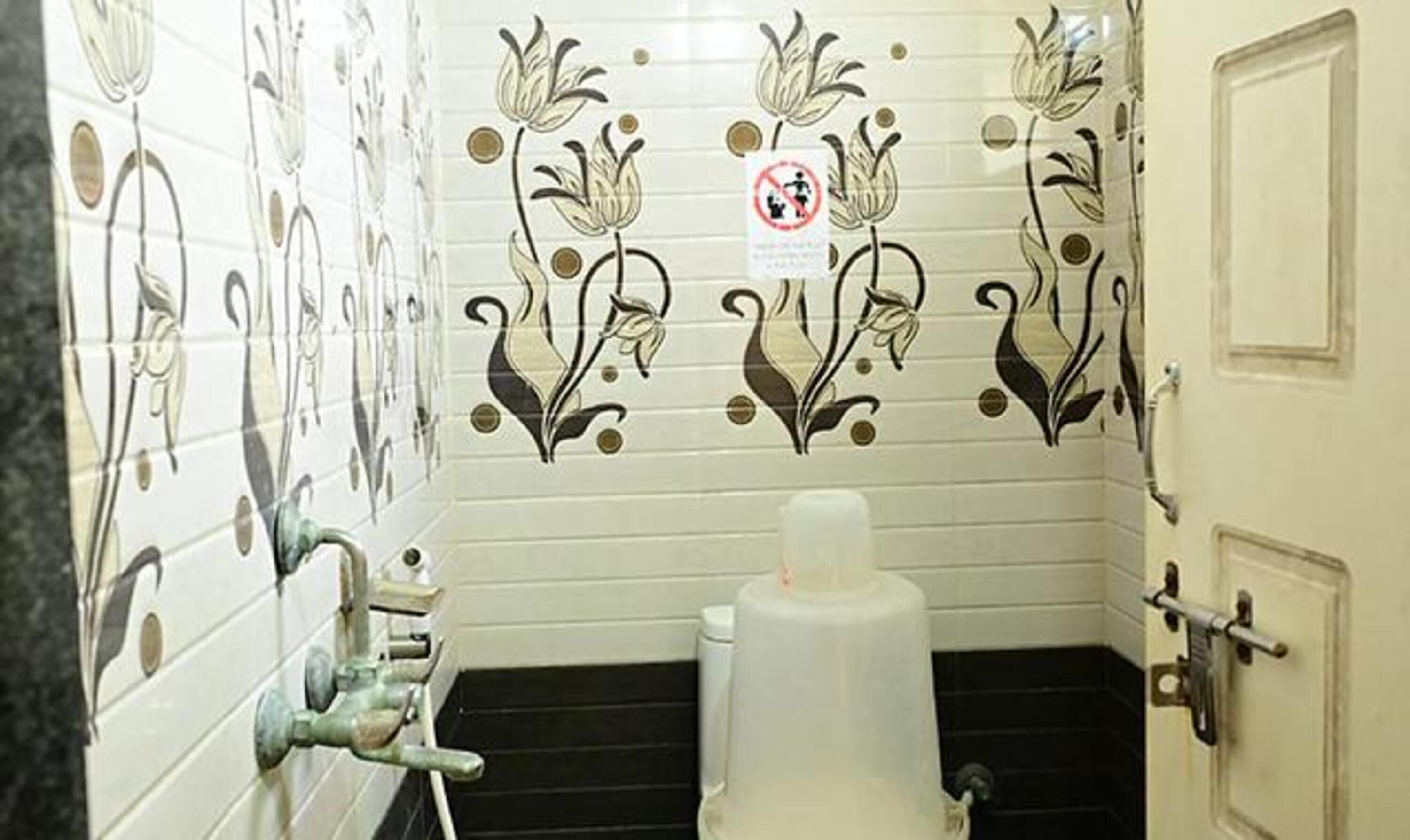 Shower, rainfall showerhead, free toiletries, towels