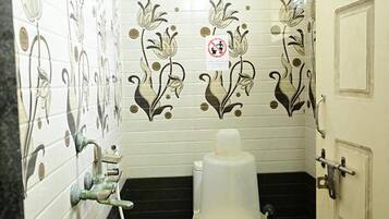 Shower, rainfall showerhead, free toiletries, towels