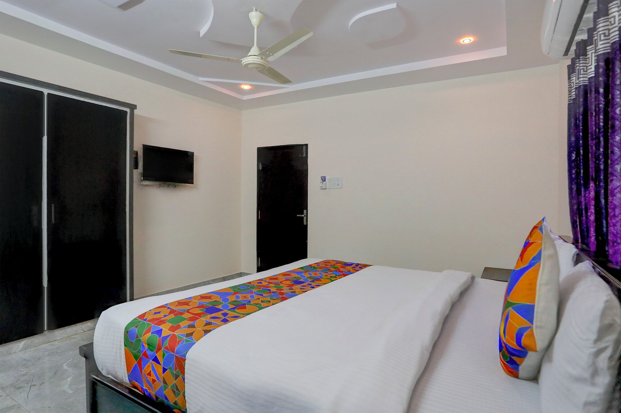 Egyptian cotton sheets, premium bedding, free WiFi, bed sheets