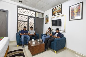Lobby sitting area - Fabhotel Tulip Sarover Sector 18 (New Delhi)