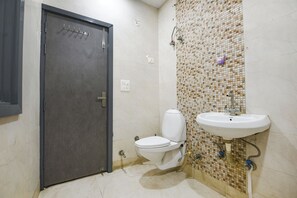 Shower, rainfall showerhead, free toiletries, towels