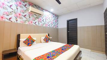 Egyptian cotton sheets, premium bedding, in-room safe, free WiFi