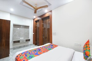 Egyptian cotton sheets, premium bedding, in-room safe, free WiFi - Via The Arrow (New Delhi)