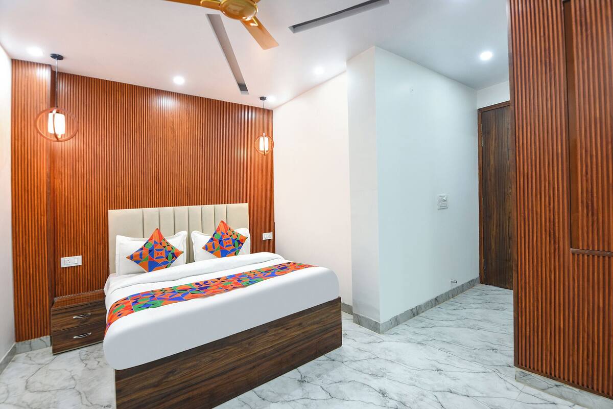 Deluxe Room | Egyptian cotton sheets, premium bedding, in-room safe, WiFi (free)