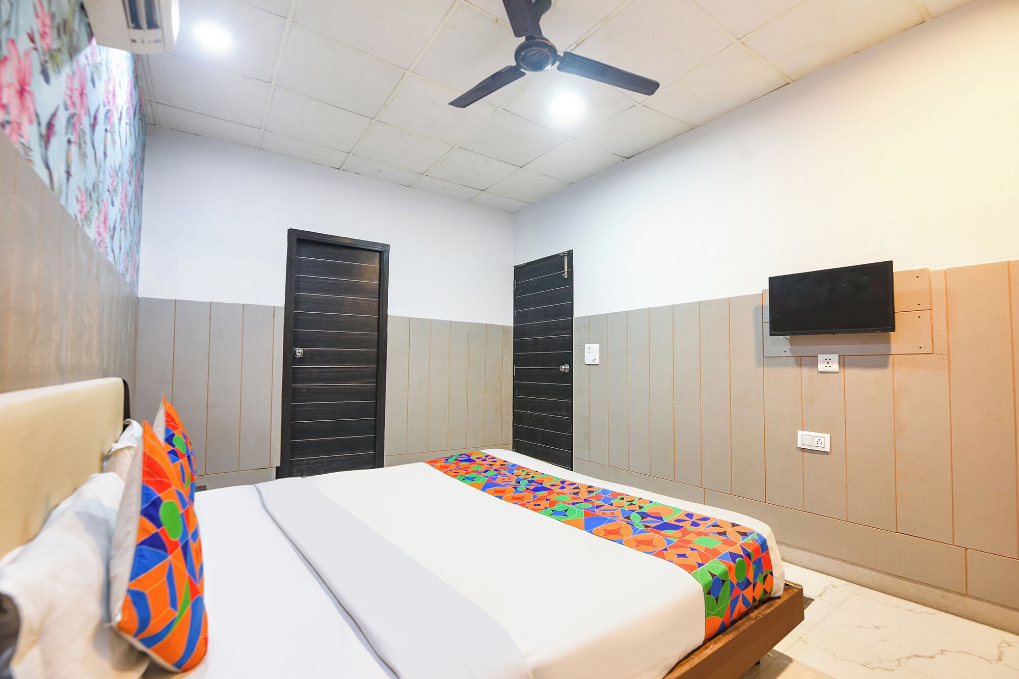 Egyptian cotton sheets, premium bedding, in-room safe, free WiFi