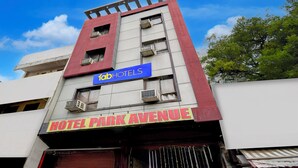 A building with a sign reading "fab HOTELS HOTEL PARK AVENUE". - Fabhotel Park Avenue (Lucknow)