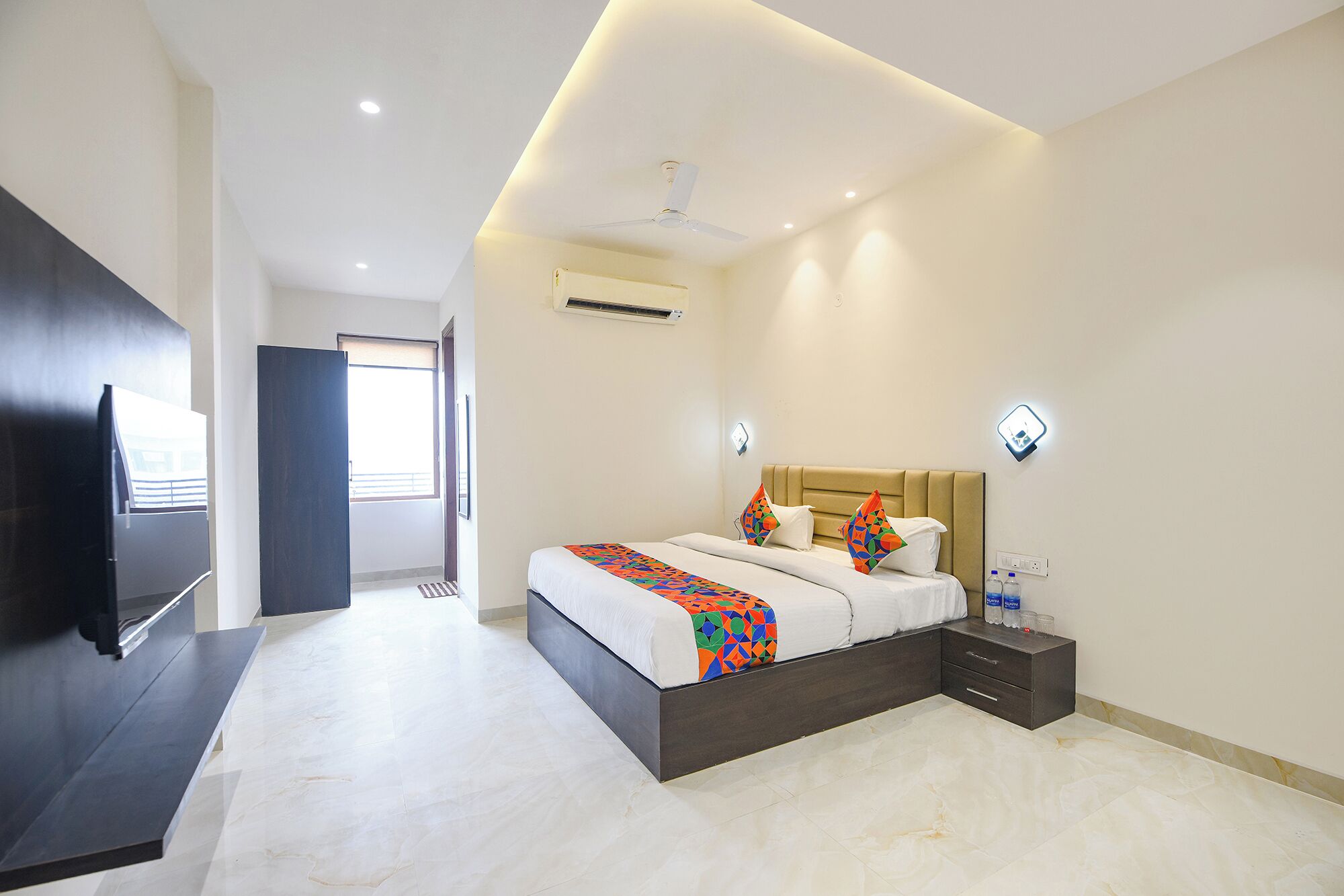 Egyptian cotton sheets, premium bedding, in-room safe, free WiFi