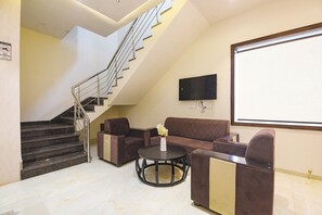Lobby sitting area - Fabhotel Kings 3 Farm (Ludhiana)