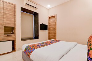 Egyptian cotton sheets, premium bedding, in-room safe, free WiFi - Fabhotel All In One I (Barasat)