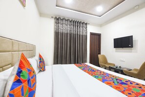 Egyptian cotton sheets, premium bedding, in-room safe, free WiFi - Fabhotel Canal View (Ludhiana)