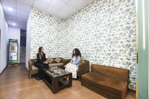 Coin salon dans le hall