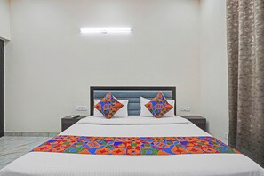 ملاءات من القطن المصري وأغطية فراش متميزة وخزنة داخل الغرفة