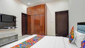 Egyptian cotton sheets, premium bedding, in-room safe, free WiFi