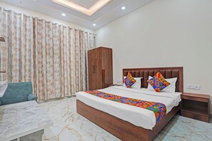 Egyptian cotton sheets, premium bedding, in-room safe, free WiFi - Fabhotel Winsome Inn (Noida)