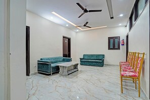 Lobby sitting area - Fabhotel Winsome Inn (Noida)