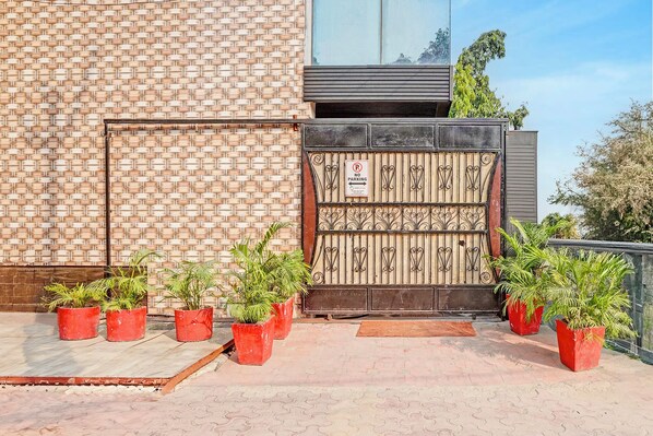 Property entrance - Fabhotel Winsome Inn (Noida)