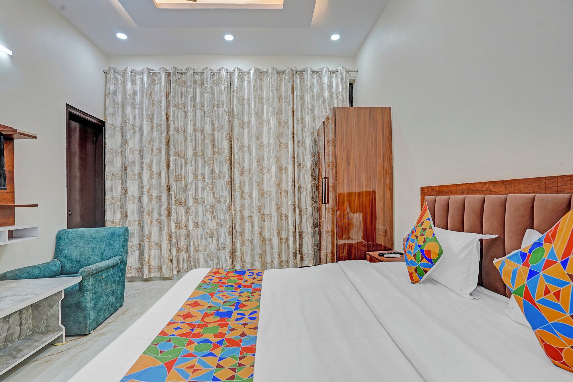 Egyptian cotton sheets, premium bedding, in-room safe, free WiFi