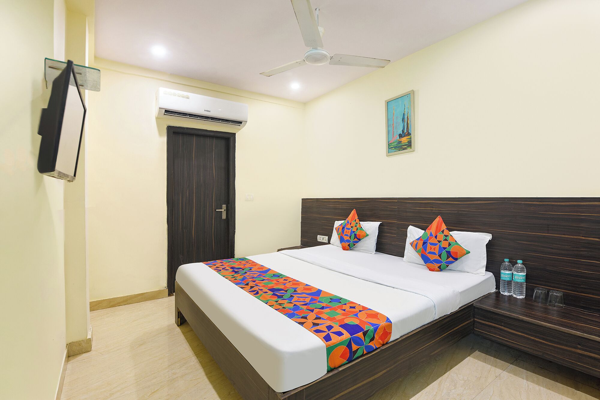 Egyptian cotton sheets, premium bedding, in-room safe, free WiFi