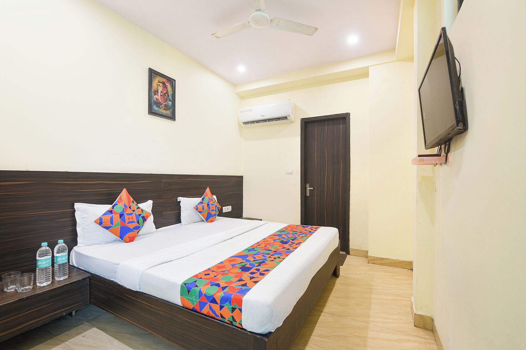 Egyptian cotton sheets, premium bedding, in-room safe, free WiFi